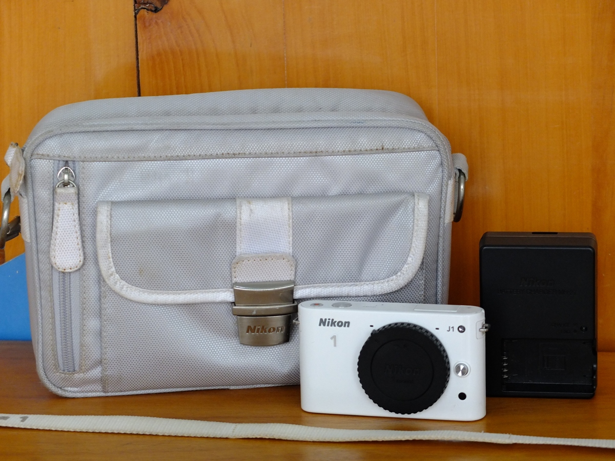 Nikon 1 J1 mirrorless digital camera body *white *superb